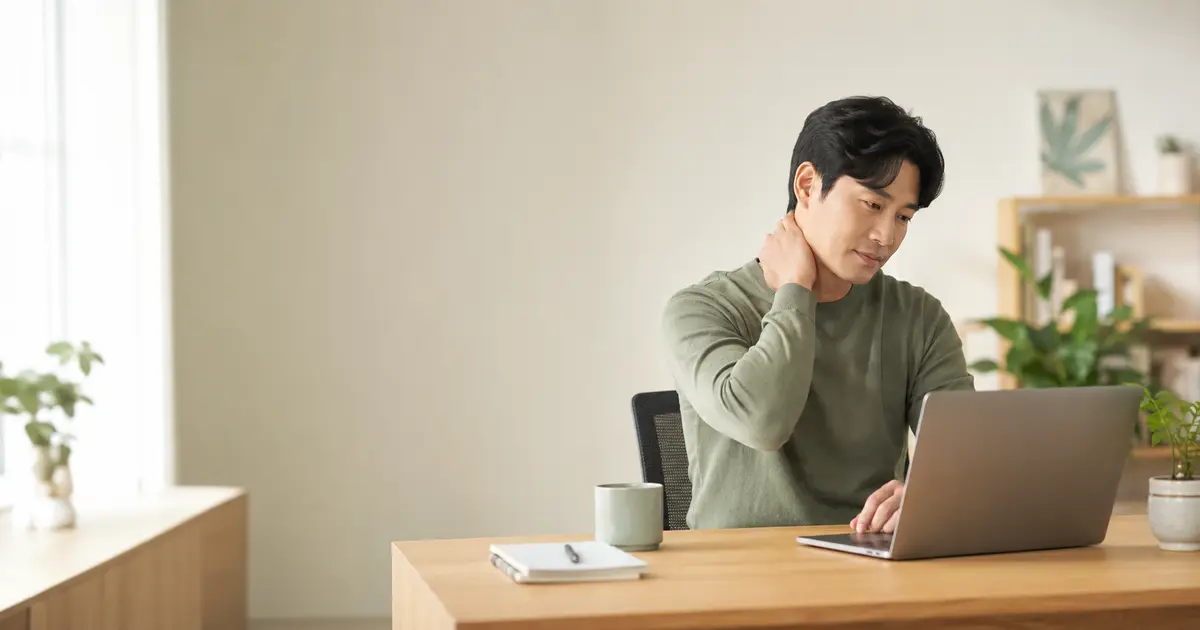 목의 불편한 부위를 짚으며 자세를 확인하는 환자