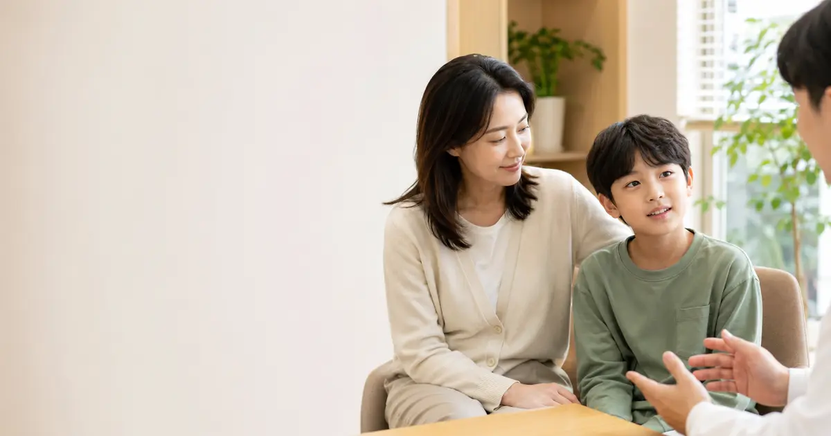 보호자와 함께 편안하게 건강 상담을 받는 아이